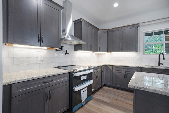 Building Photo - 3 Bedroom Home For Rent Near Dover Road!