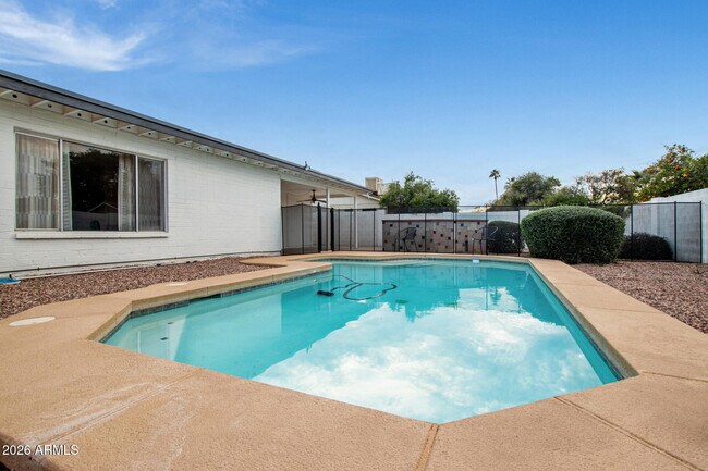 Building Photo - 2424 W Portobello Ave