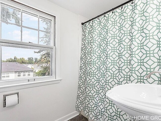 Building Photo - Lovely 3 Bedroom North East Grand Rapids