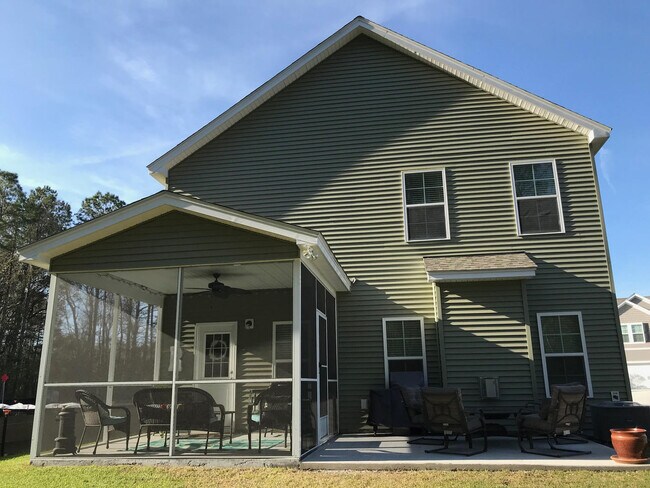 Building Photo - LARGE HOME WITH A POND LOT!