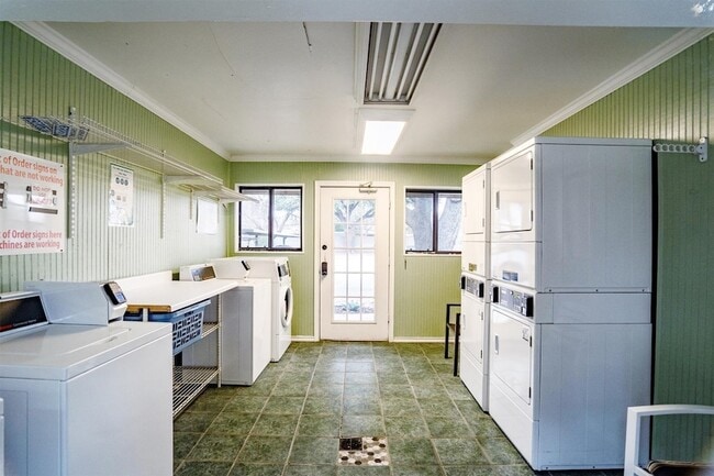 Building Photo - 2808 Escada Dr