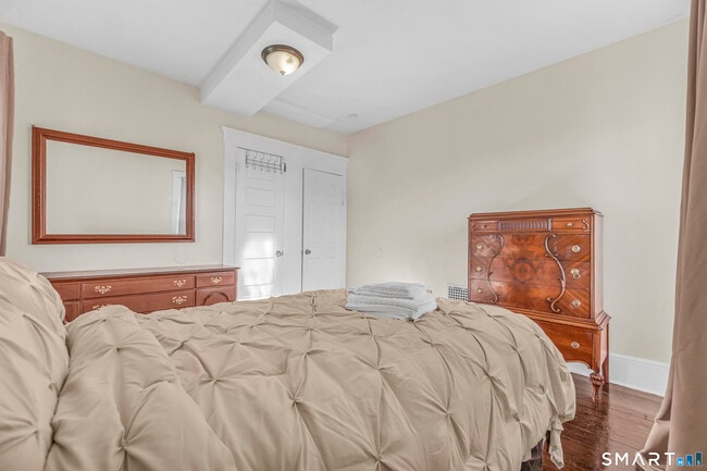 Building Photo - 766 George St