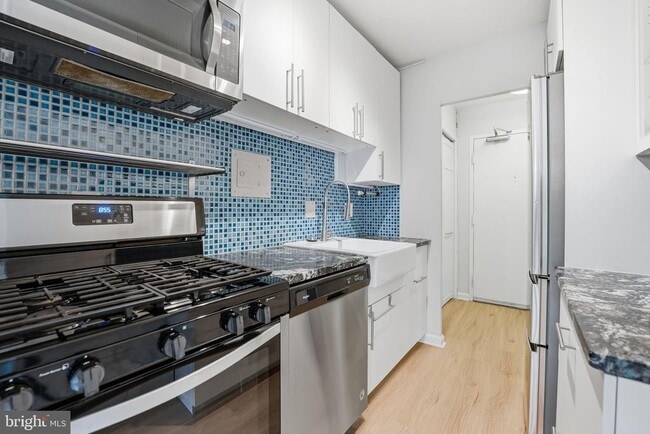 Building Photo - 1210 N Taft St