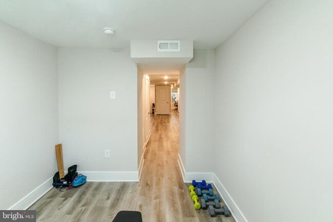 Building Photo - 4841 Larchwood Ave