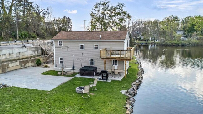 Building Photo - 829 Portage Lakes Drive