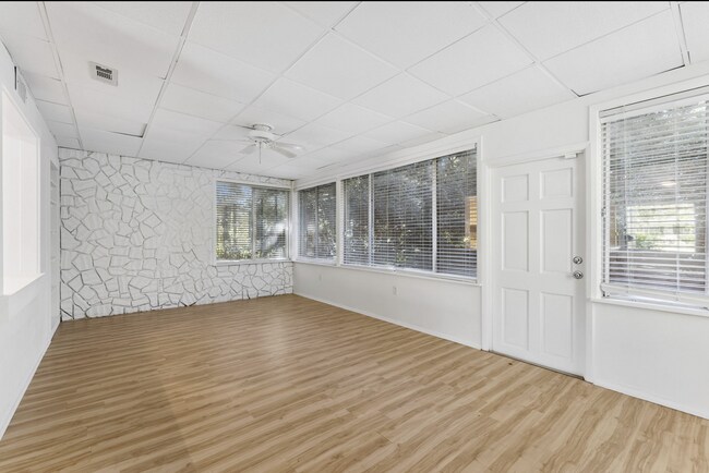 Building Photo - 447 N Phelps Ave