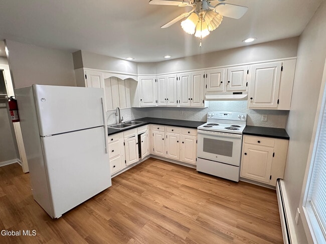 Building Photo - 23 River St