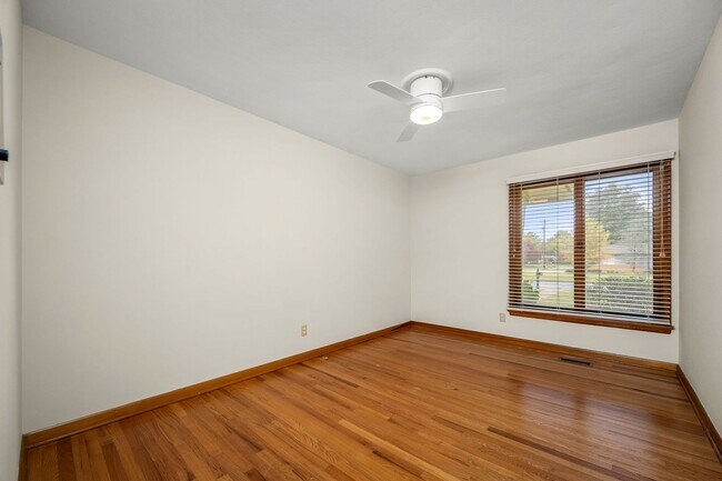 Building Photo - 902 Whitehall Rd