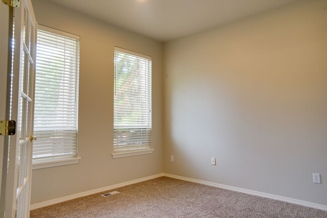 Building Photo - Price reduction-Lakeland Hills 2 Story