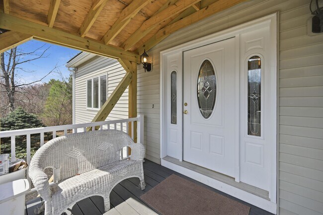 Building Photo - 564 Main St