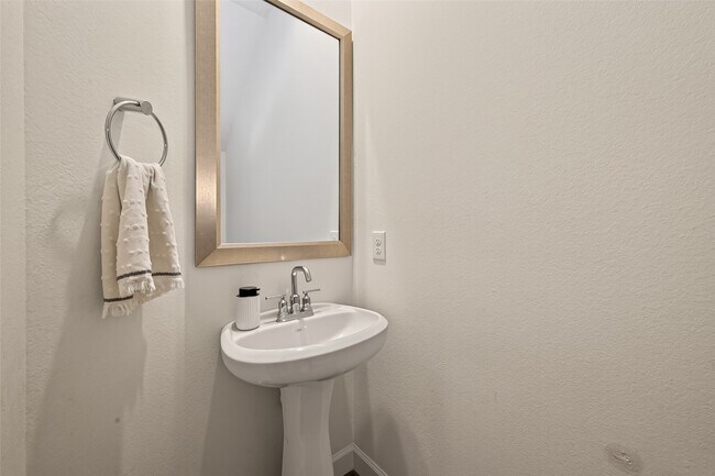 Building Photo - 1027 Gross St