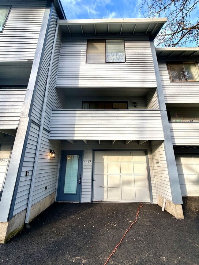 Building Photo - **FREE FIRST MONTH'S RENT** Updated Townhouse in the Heart of Garden Home~ New LVP Flooring~ Wash...