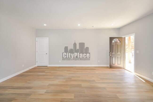 Building Photo - 2809 E Riverside Dr