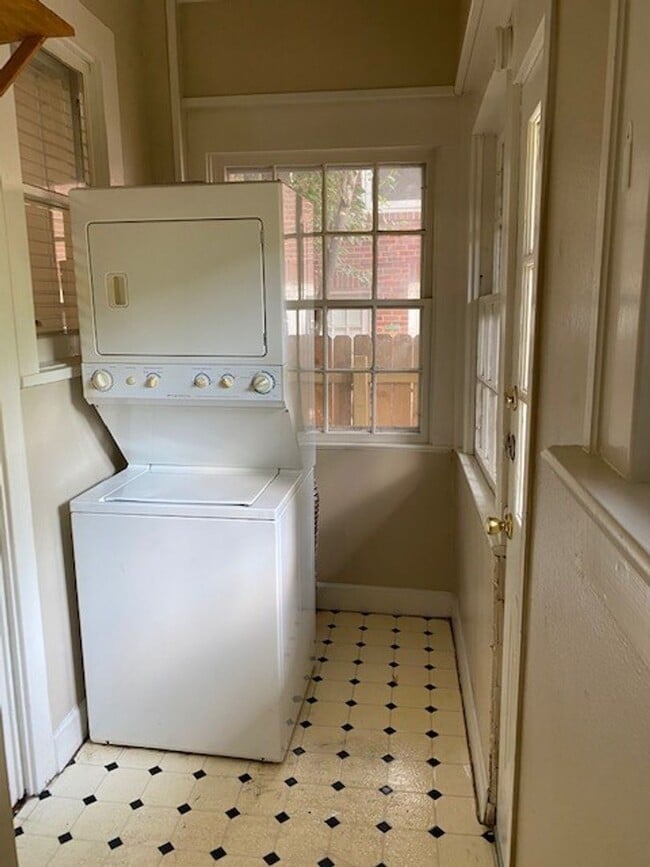 Building Photo - 4bed/2bath corner lot house in Hyde Park