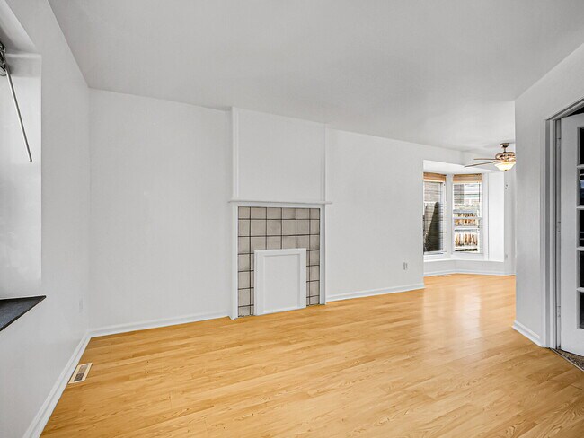 Building Photo - $1,425, 1 bed, 1 bath apartent near wash p...