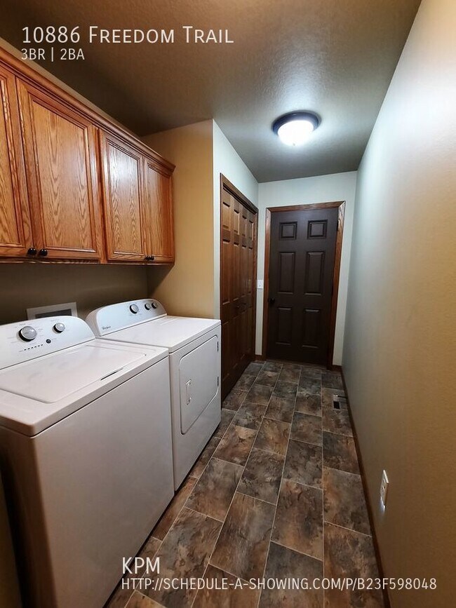 Building Photo - 3 BEDROOM | 2 BATH | DOUBLE GARAGE | SUMME...