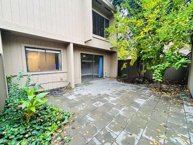 Building Photo - 134 Hartnell Pl