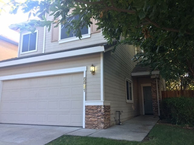 Building Photo - Three bedroom in gated community.