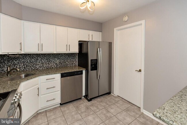 Building Photo - 10 Sumac Ct