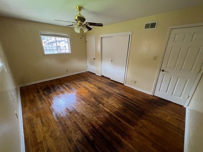 Building Photo - Two Bed One Bath in Volintine Evergreen