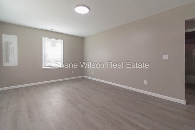 Building Photo - Remodeled 2BR/ 1 BA home ready for easy li...