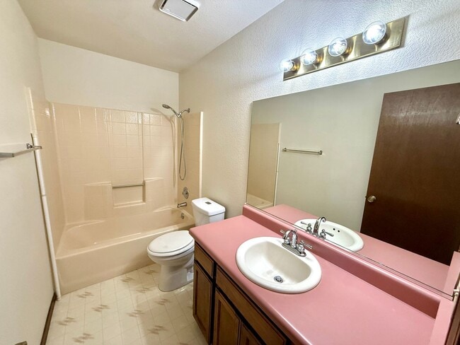 Building Photo - Spacious 3BR Cul-de-Sac Home with Bonus Room, New Carpet & Split Floor Plan!