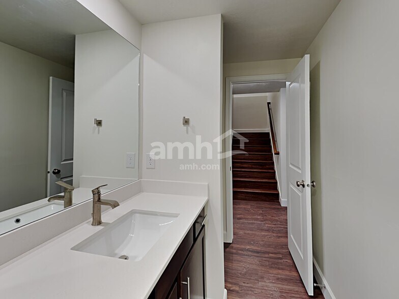 Building Photo - 4418 N Poplar St