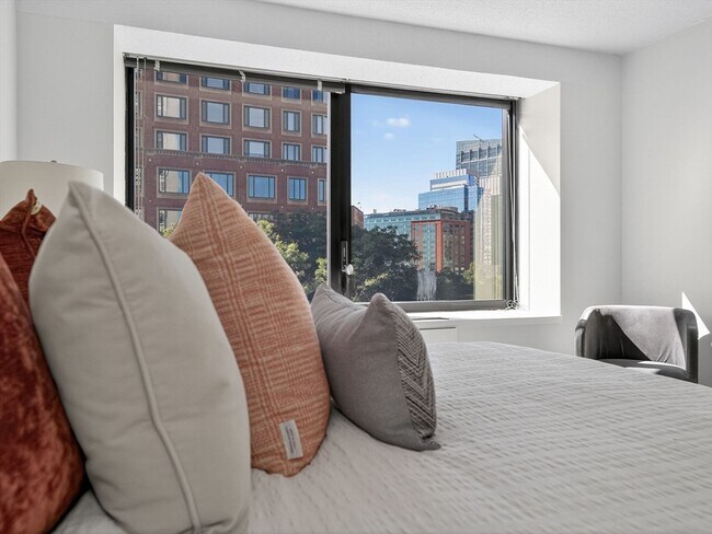 Building Photo - 65 E India Row