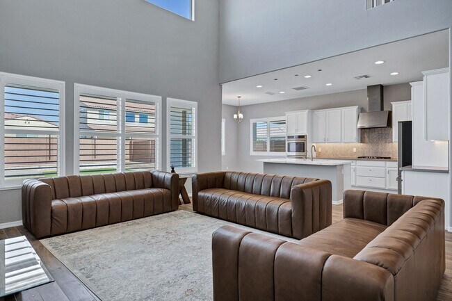 Building Photo - Spacious 5 Bedroom Home for Rent in East Mesa