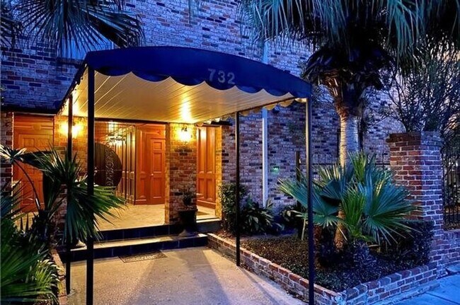 Building Photo - Gated Condo steps from Maple Street & St Charles!