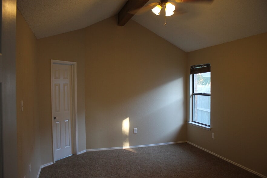 Building Photo - 717 Cross Ridge Circle North