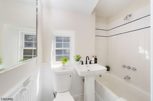 Building Photo - 536 Spruce Ave