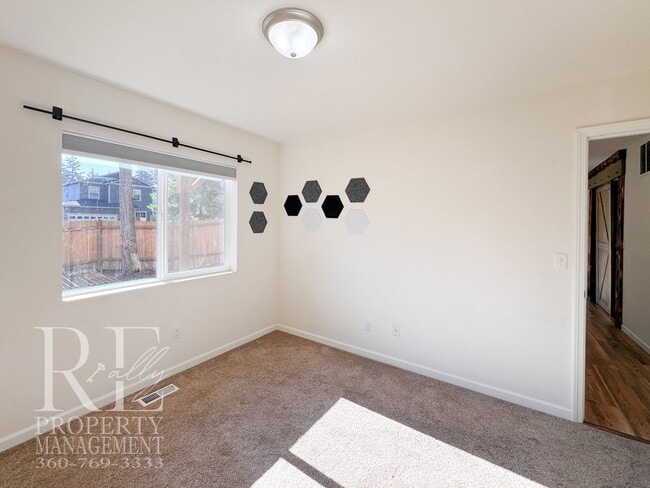 Building Photo - 4250 SE Horsehead Way