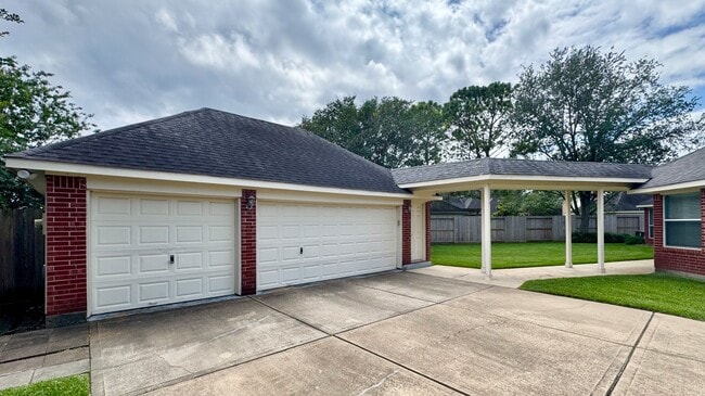 Building Photo - 5818 Bent Arbor Ln