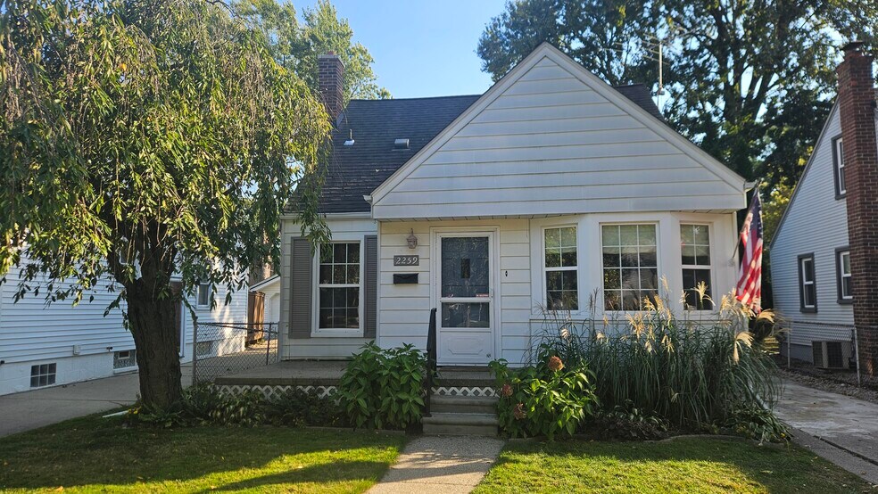 Front House - 2259 Cambridge Rd