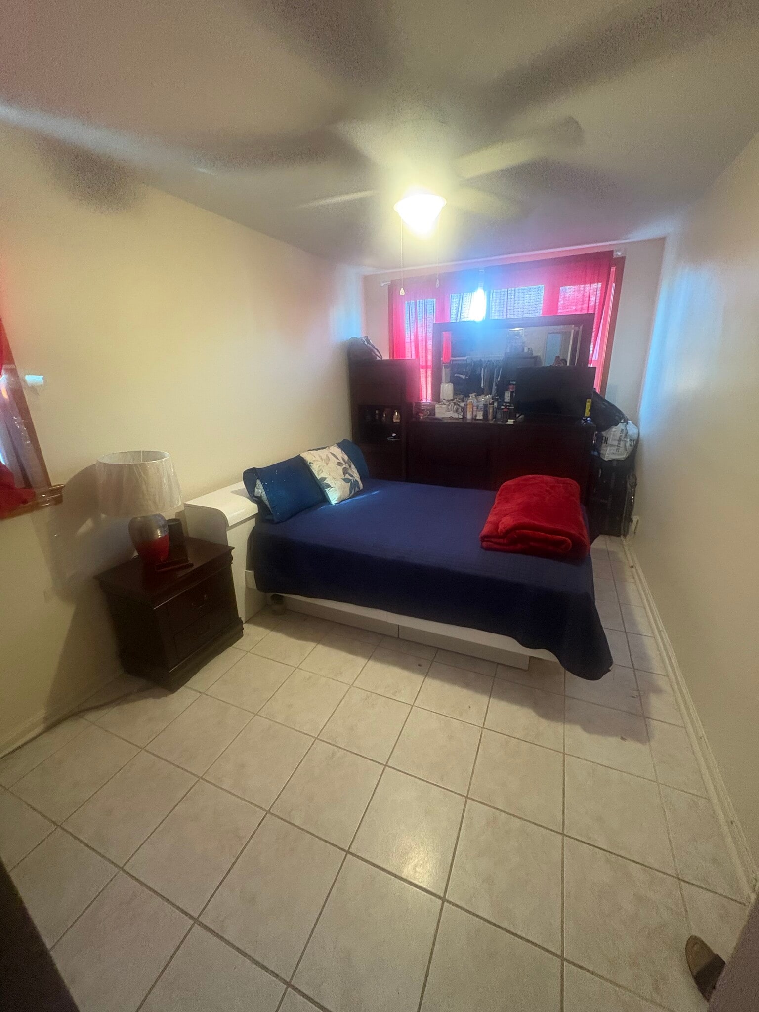 Nice size bedroom - 5500 Park Ave