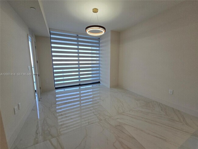 Building Photo - 700 NE 24th St