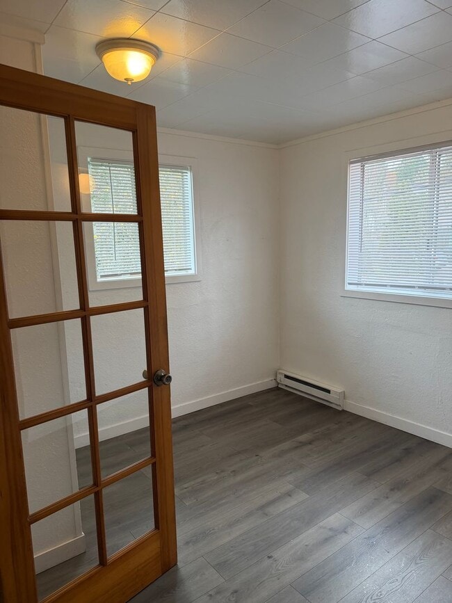 Building Photo - Updated 4 bedroom, 1 bath home in Eugene!