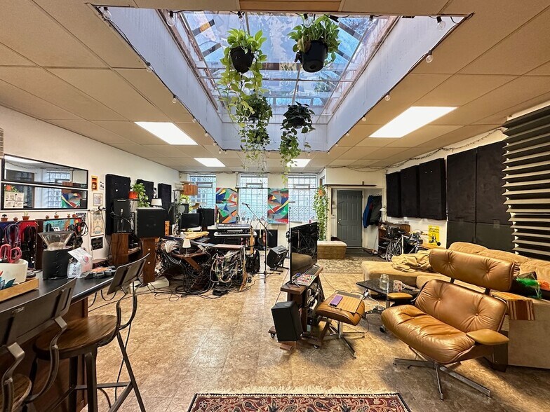 Building Photo - 3607 N Damen Ave