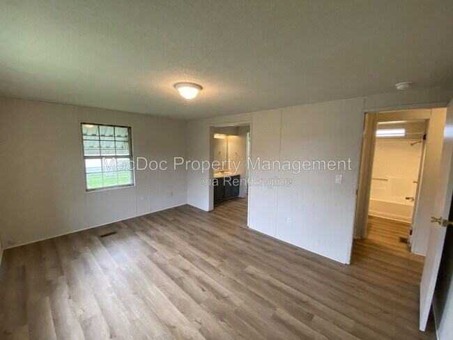 Building Photo - 900 White St