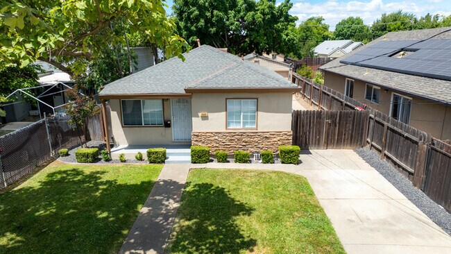 Building Photo - ALF OFF One Month’s Rent! Updated 3BR Home with Garage & Yard – Prime Sacramento Location