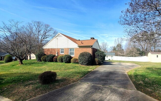 Building Photo - Spacious 3 bedroom 2 bathroom in Gastonia