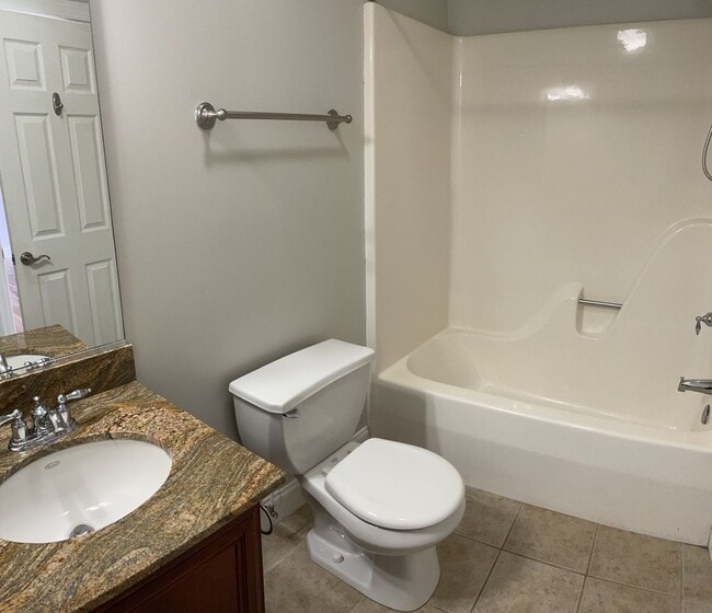Building Photo - Spacious home with tons of upgrades! 4 Bedrooms/3.5 bathrooms