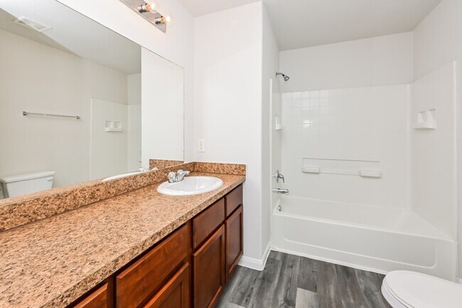 Building Photo - 5843 Northern Oak St