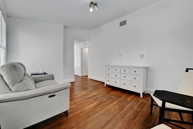 Building Photo - 5313 Martin Ave