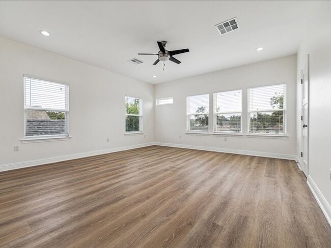 Building Photo - 915 E 37th St