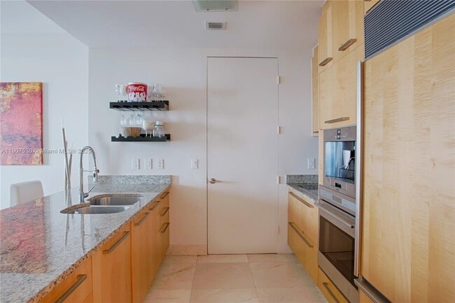 Building Photo - 15901 Collins Ave