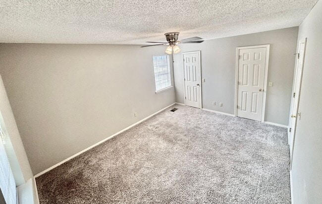 Building Photo - 415 Valley Dr