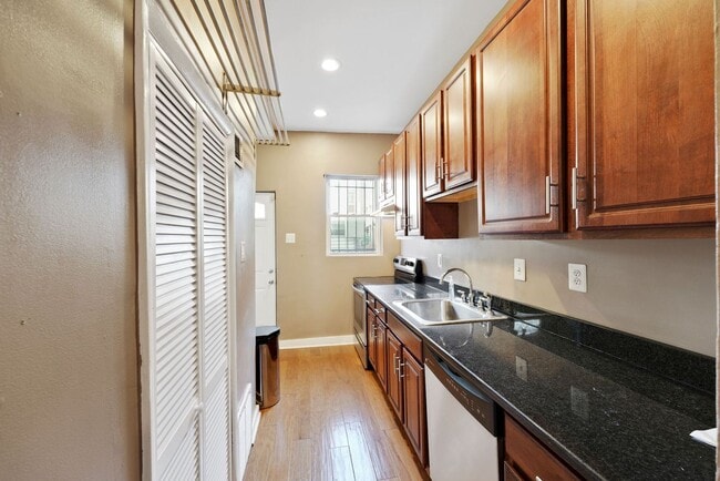 Building Photo - 2 Bedroom 1 Bathroom Townhouse // H-Street...