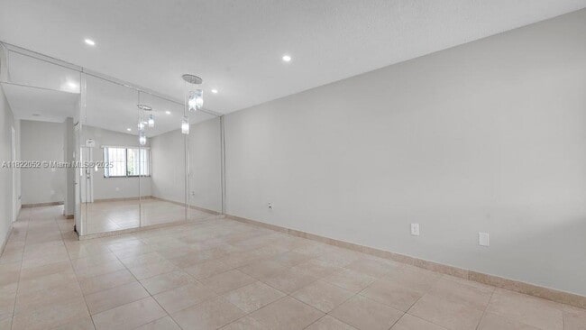 Building Photo - 2524 W 65th St